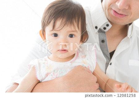 11個月大的寶寶和爸爸 12081258