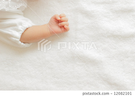 1 month old baby hands 12082101
