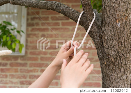 Tie a rope 12082942