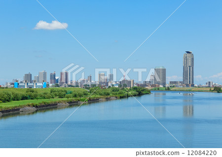 藍天擴大的荒川河床的聯排別墅高爾夫球場和川口Motofoi的高層住宅區 藍天擴大的荒川河床的聯排別墅高爾夫球場和川口Motofoi的高層住宅區 12084220