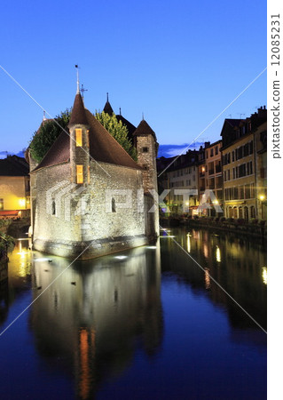 Annecy old town and canal at night, France  12085231