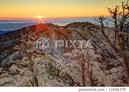 從冰冰的Hikigatsudake看的日出 從冰冰的Hikigatsudake看的日出 12086370