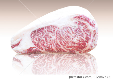 Kamui Wagyu beef fat, high quality marble Strip Lloyd reflected on the ground. 12087372