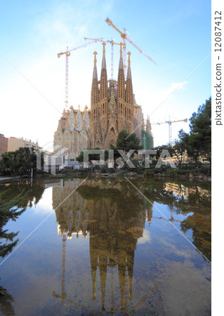 It is a reversible Sagrada Familia 12087412