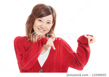 明亮的紅色羊毛衫的一個可愛的女孩 12090695