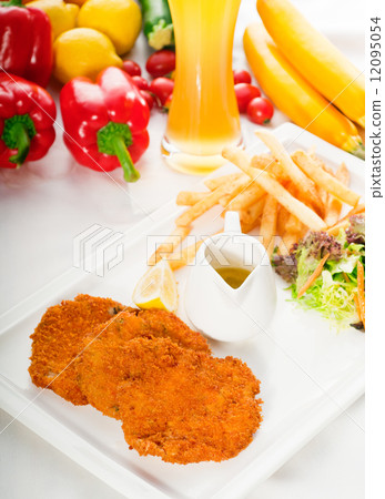 classic Milanese veal cutlets and vegetables 12095054