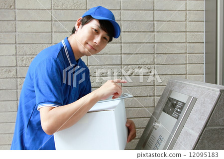 Worker deliverer home delivery office move (male work business 30's businessman) Worker deliverer home delivery office move (male work business 30's businessman) 12095183
