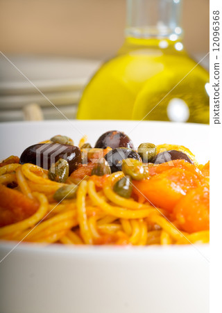 spaghetti pasta puttanesca 12096368