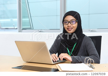 Murray women at work 12097039