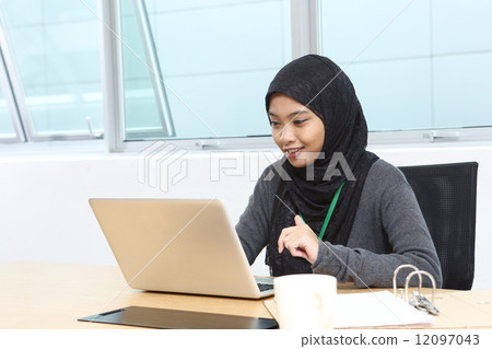 默里婦女在工作 12097043