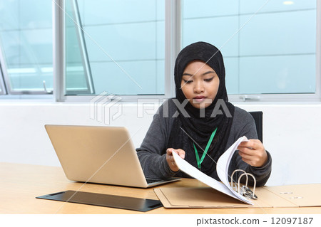 Murray women at work 12097187