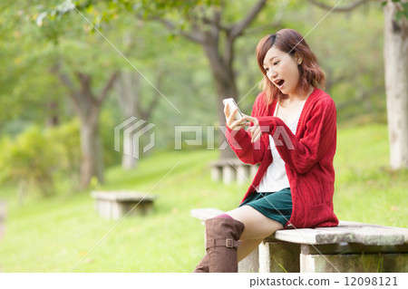放鬆在公園的一個女孩 放鬆在公園的一個女孩 12098121