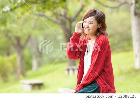 放鬆在公園的一個女孩 12098123