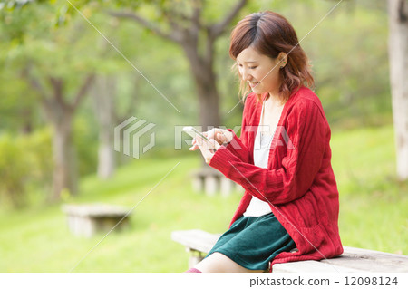 放鬆在公園的一個女孩 12098124