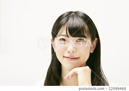 一個女人臉頰貼 12099468