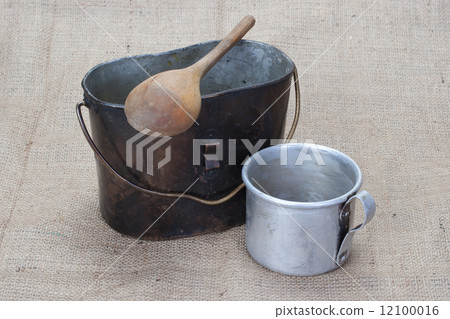 WW1 period Mess Kit, wooden spoon and aluminium mug 12100016