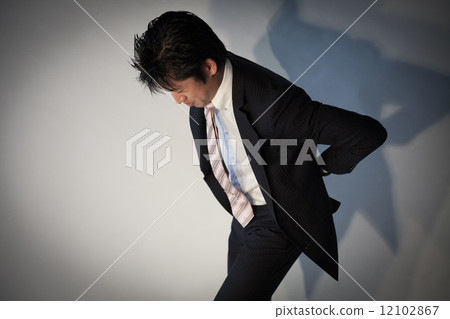 一個患有腰痛的男人 一個患有腰痛的男人 12102867