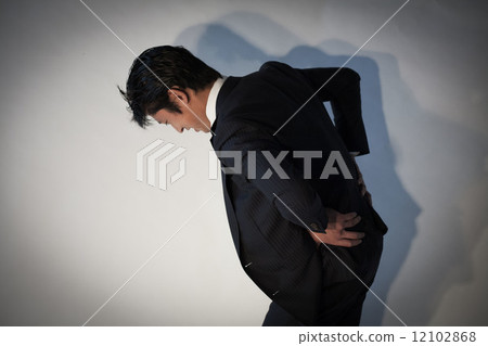 一個患有腰痛的男人 12102868