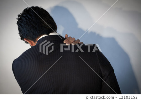 A man suffering from stiff shoulders 12103152