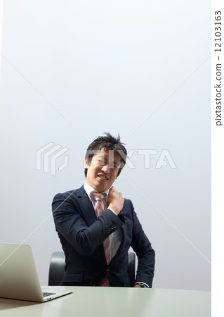 一個男人肩膀僵硬 一個男人肩膀僵硬 12103163