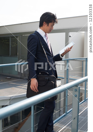 A man with a tablet outside 12103338