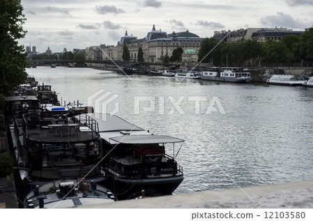 Orsay Museum seen from the Concorde Bridge in the morning 12103580