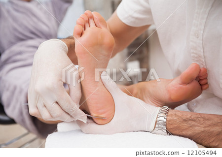 Salon worker using a scalpel 12105494