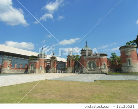 Kyoto National Museum (main gate and Heisei intelligent building) 12126521