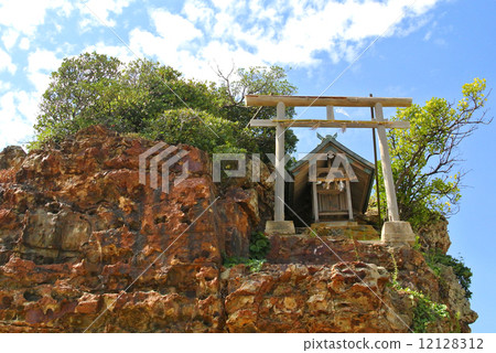 Inama海灘的Bentenjima Torii Inama海灘的Bentenjima Torii 12128312