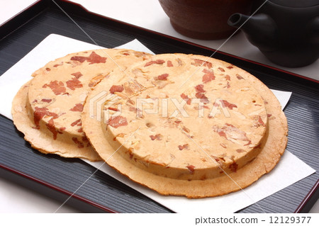 南部的米薄脆餅乾日本甜點地方甜點白色背景 12129377