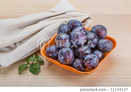 Ripe fresh plum 12134137
