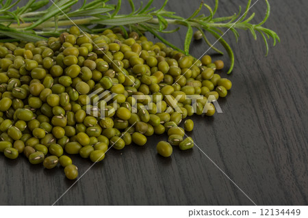 Raw green beans 12134449