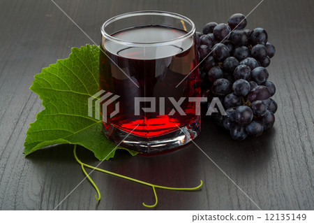 圖庫照片: grape juice and berries