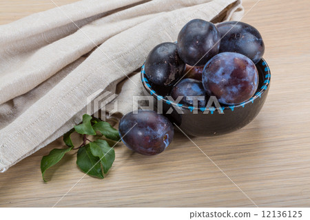 Ripe fresh plum 12136125