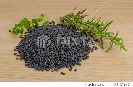 Raw black lentils 12137537