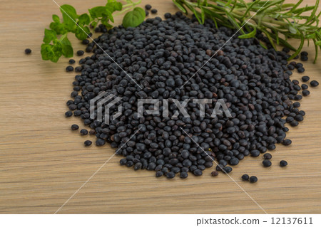 Raw black lentils 12137611