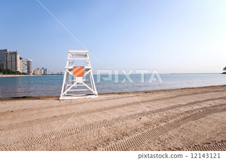 lifeguard tower by the lake 12143121