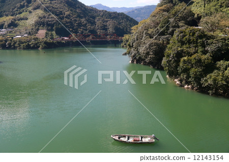 漂浮在湖上的一艘船 漂浮在湖上的一艘船 12143154