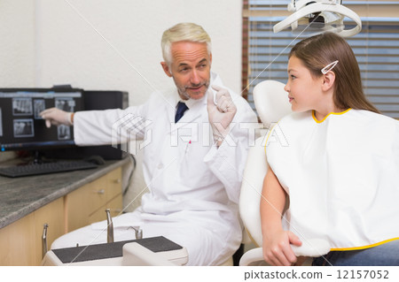 Dentist explaining xrays to little girl 12157052