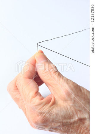 縫紉的祖母 12187086