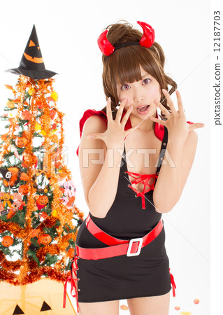 一個可愛的小惡魔服裝的一個女孩在萬聖夜 12187703