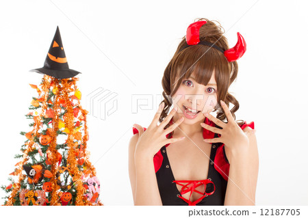 一個可愛的小惡魔服裝的一個女孩在萬聖夜 一個可愛的小惡魔服裝的一個女孩在萬聖夜 12187705