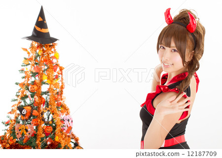 一個可愛的小惡魔服裝的一個女孩在萬聖夜 一個可愛的小惡魔服裝的一個女孩在萬聖夜 12187709