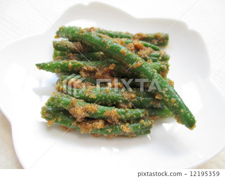 Beef sesame seeds 12195359