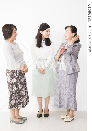 Middle female 3 people 12196019