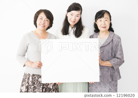 中間女性3人 中間女性3人 12196020