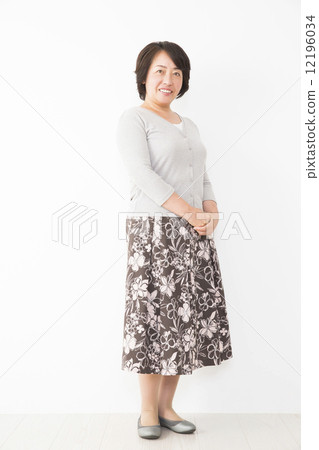 Middle-aged female Middle-aged female 12196034