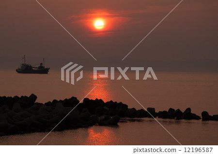 The setting sunset 12196587