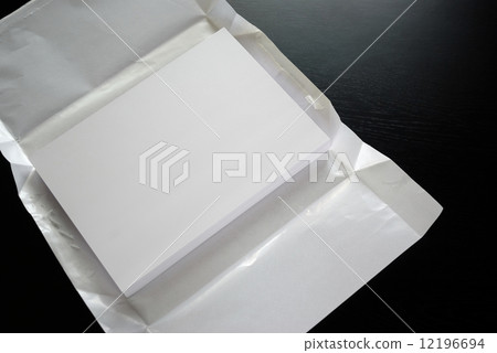 打開包裝紙的一捆白色複印紙 12196694