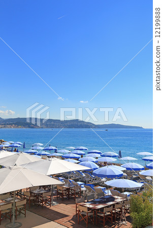 明亮的尼斯海灘 12199888